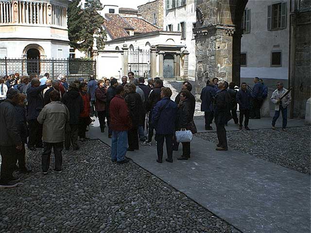 Ammirando le architetture del Palazzo della Ragione