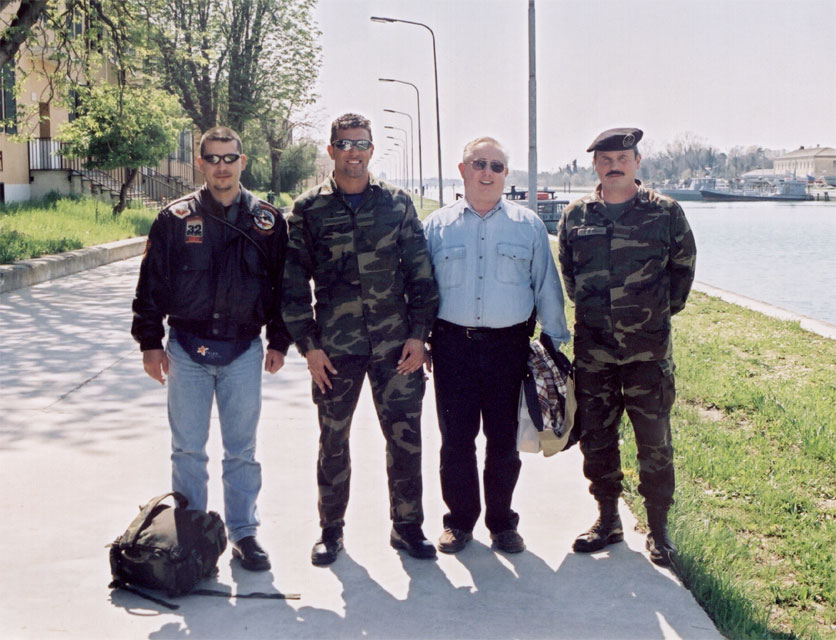 Con visitatori in base, 2001