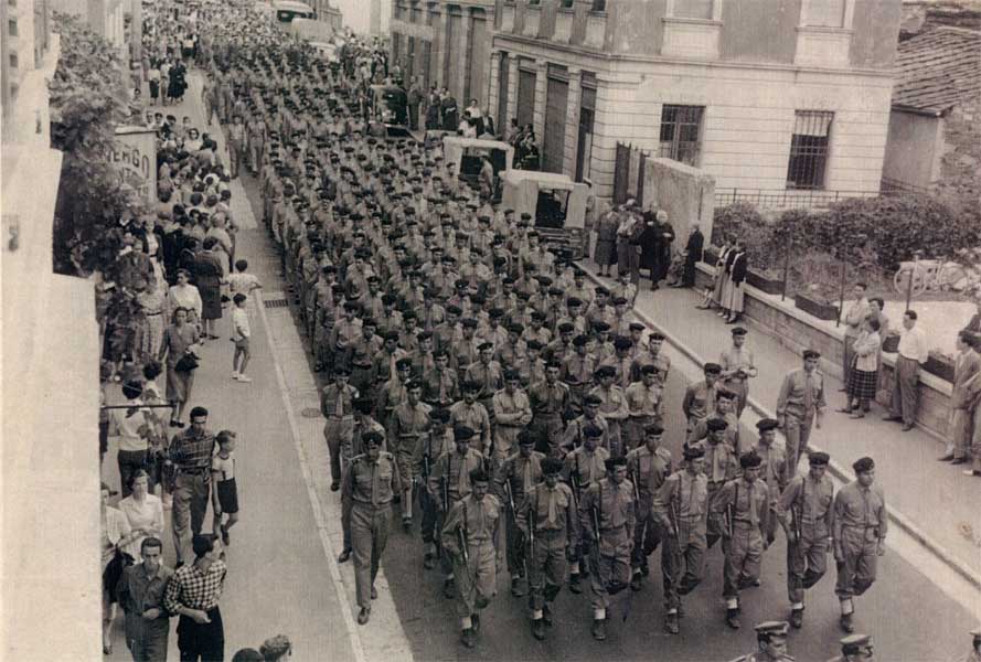 Corteo funebre per i Marò deceduti nello scoppio di un mortaio a Locchene di Caldonazzo, 1954