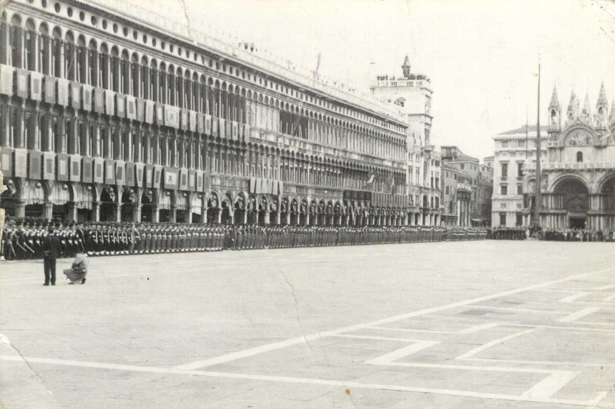 Consegna della Bandiera di Guerra al Rgp. Lagunare - Venezia, 1959