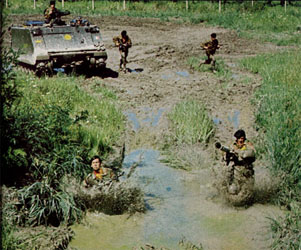 I Lagunari avanzano in una palude con i bazooka e le armi automatiche.