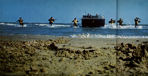 Un'esercitazione da sbarco da un LVT-Mk4, un mezzo meccanico in dotazione anche ai marines.