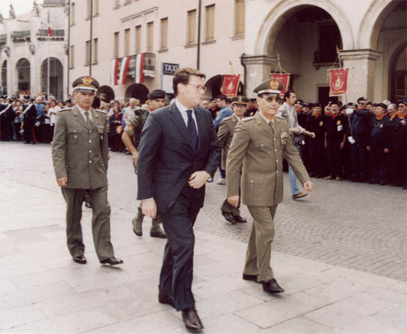 Rassegna delle Autorità presenti al Raduno: il Sottosegretario alla Difesa On. Massimo Ostilio ed il Capo di Stato Maggiore dell'Esercito Ten. Gen. Francesco Cervone.