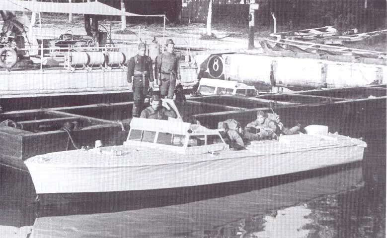 Isola di Sant'Andrea, autunno 1950. Un gruppo di incursori della MM in partenza per una esercitazione prende posto a bordo di uno S.M.A. trasformato in avvicinatore